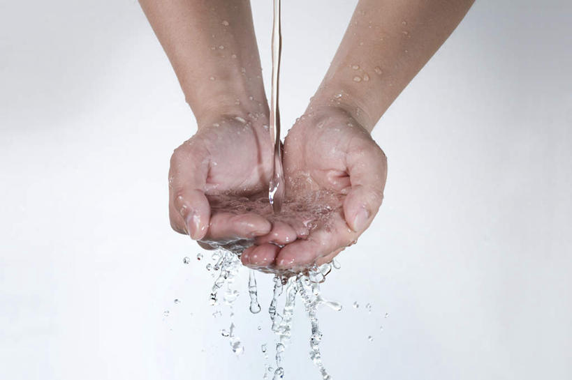 东方人,手,一个人,捧,摸,横图,俯视,室内,特写,白天,白色背景,水,亚洲,双手,仅一个年轻女性,仅一个女性,仅一个人,抚摸,飞溅,溅,液体,水滴,黄种人,水珠,手部,摄影,流动,影棚,喷洒,年轻女性,女人,女性,亚洲人,触摸,端,端着,接触,捧着,手捧,半身,彩图,高角度拍摄,影棚拍摄,拍摄