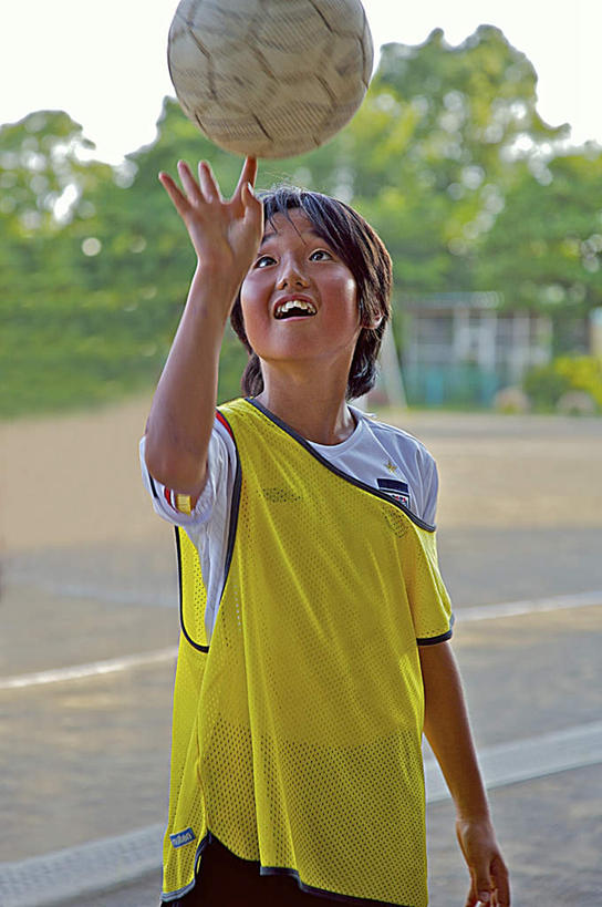 东方人,头发,一个人,站,举,笑,摸,微笑,露齿笑,竖图,室外,白天,正面,旅游,度假,篮球,草地,草坪,植物,亚洲,仅一个年轻女性,仅一个女性,仅一个人,抚摸,阴影,服装,光线,影子,云,云朵,篮球装备,云彩,注视,休闲装,黄种人,娱乐,运动器械,草,树,树木,一个,衣服,黄色,蓝色,绿色,黑色,白云,蓝天,天空,阳光,自然,天,观察,看,托,站着,张嘴,享受,休闲,休闲服,健身器械,放松,服饰,生长,单个,成长,观看,察看,关注,健身器材,张大嘴巴,篮球运动,年轻女性,女人,女性,亚洲人,张开嘴,触摸,接触,举起,举手,举着,抬头,向上举,向上伸,向上托,仰头,站立,半身,彩图,运动器材