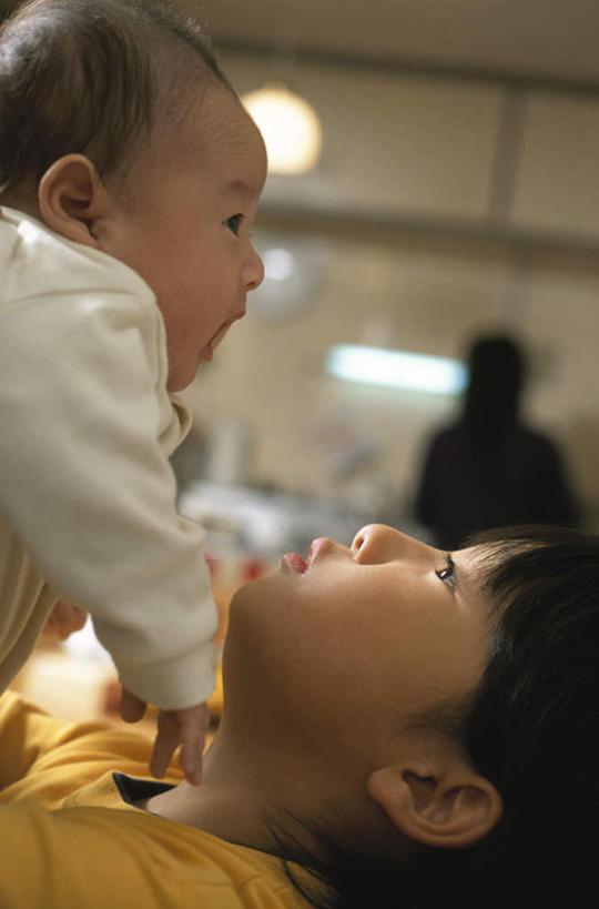 婴儿,儿童,头发,两个人,家庭,站,举,笑,摸,微笑,露齿笑,竖图,室内,白天,侧面,婴儿服装,纯洁,照明,抚摸,阴影,服装,反射,壁灯,影子,墙,灯光,注视,休闲装,墙壁,墙面,灯,小孩,衣服,白色,黑色,灯具,观察,看,托,站着,休闲,温暖,温馨,一家人,休闲服,可爱,服饰,活泼,观看,照亮,和睦,察看,照明设备,关注,宝宝,纯真,烂漫,无邪,伶俐,天真,男孩,男人,男性,孩子,触摸,接触,举起,举手,举着,抬头,向上举,向上伸,向上托,仰头,站立,半身,彩图,婴儿服,融洽,男生,襁褓