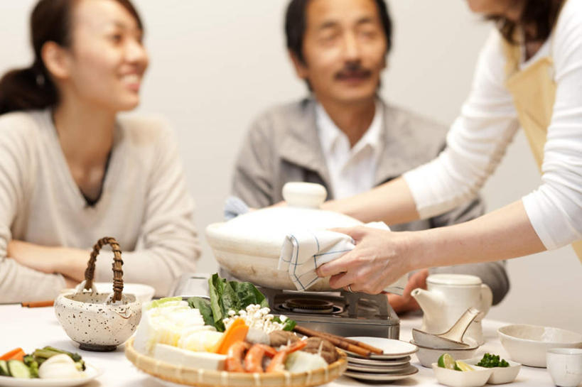 海鲜,东方人,三个人,伙伴,朋友,站,坐,捧,笑,摸,微笑,露齿笑,横图,室内,白天,正面,烹饪,友谊,筷子,黄瓜,蔬菜,餐具,亚洲,撑,抚摸,弯腰,握,服装,新鲜,碟子,锅子,盘,勺子,墙,肉,虾,日本料理,料理,食品,拿,拿着,休闲装,黄种人,文化,传统,水产,菜肴,美食,肉类,海洋生物,墙壁,墙面,食物,衣服,白色,盘子,调羹,碟,汤匙,碗,日式料理,站着,休闲,日式,休闲服,握着,服饰,佳肴,有机食品,绿色食品,礼节,撑着,水生动物,海产品,礼仪,水生物,肉食,海底动物,弯身,友情,男人,男性,年轻男性,年轻女性,女人,女性,亚洲人,进餐用具,青瓜,胡瓜,触摸,端,端着,接触,捧着,手捧,站立,坐着,半身,彩图