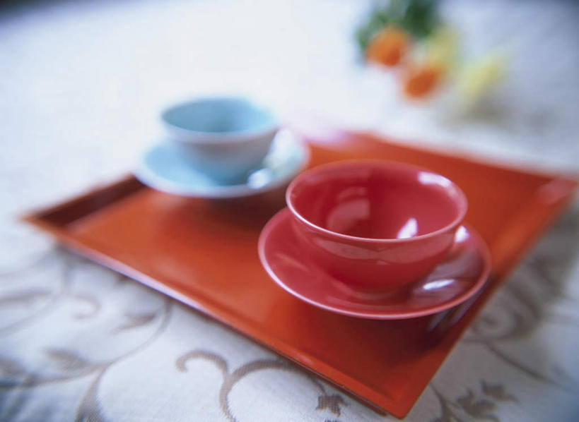 无人,横图,俯视,室内,特写,白天,餐桌,桌子,静物,杯子,餐具,阴影,朦胧,模糊,光线,布料,碟子,盘,影子,布纹,桌布,两个,红色,蓝色,白色,阳光,盘子,餐巾,水杯,碟,台布,餐台,茶杯,彩图,高角度拍摄