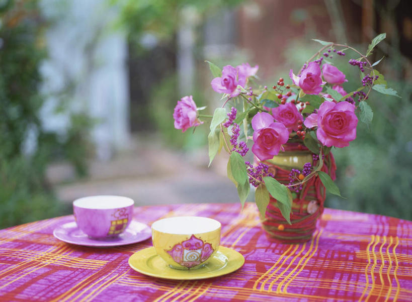 无人,横图,俯视,室外,白天,旅游,度假,智慧,植物,杯子,餐具,阴影,艺术,盛开,光线,布料,瓷器,碟子,盘,影子,墙,咖啡杯,陶瓷制品,花蕾,布纹,文化,娱乐,墙壁,墙面,桌布,花,花瓣,花朵,鲜花,树,树木,两个,粉色,绿色,阳光,自然,插花,盘子,餐巾,碟,台布,花苞,花蕊,享受,休闲,放松,生长,成长,插花艺术,创造,创作,瓷杯,想象,彩图,高角度拍摄