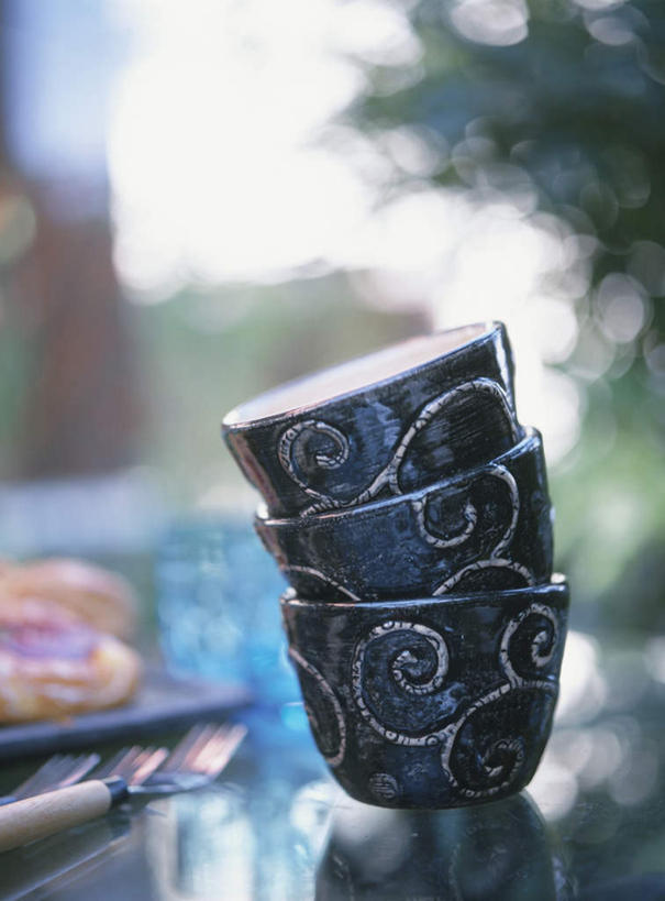 无人,竖图,室内,特写,白天,正面,植物,餐桌,桌子,杯子,餐具,金属制品,一堆,阴影,堆叠,堆积,花纹,朦胧,模糊,光线,金属,叉子,图案,影子,勺子,墙,墙壁,墙面,树,树木,排列,三个,蓝色,绿色,阳光,自然,水杯,调羹,汤匙,生长,成长,餐台,堆,队列,茶杯,进餐用具,烹调用具,彩图