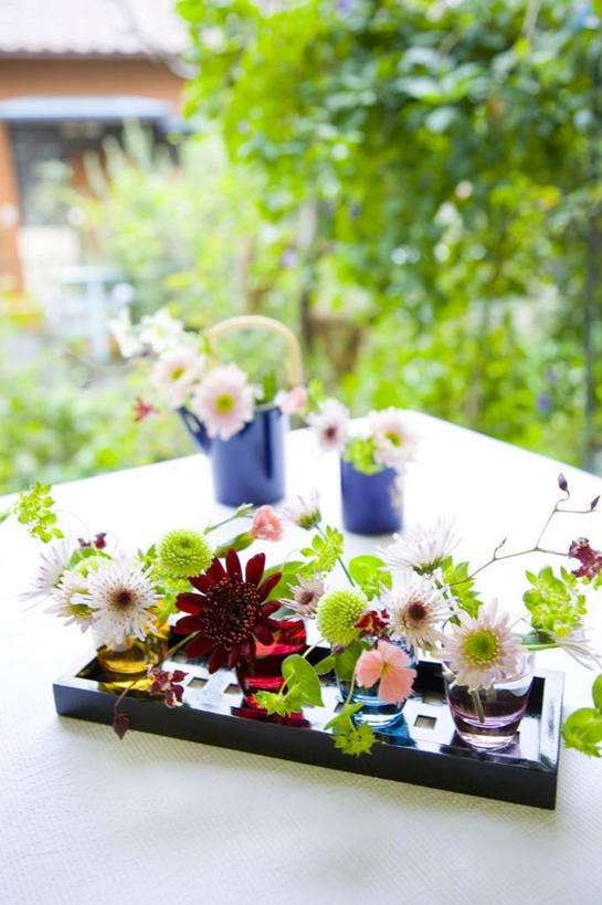 无人,竖图,俯视,室外,白天,旅游,度假,快乐,幸福,智慧,美景,植物,桌子,神奈川,日本,亚洲,阴影,艺术,盛开,光线,影子,庭院,景观,玛格丽特,横滨,横滨市,神奈川县,花蕾,文化,娱乐,雏菊,花,花瓣,花朵,鲜花,树,树木,黄色,绿色,紫色,阳光,自然,插花,花苞,花蕊,享受,休闲,菊花,景色,放松,活力,生长,成长,希望,插花艺术,创造,坚强,自然风光,创作,和平,想象,东亚,离别,本州,首府,关东地方,本州岛,日本国,延命菊,幸福花,春菊,马兰头花,暗恋,纯情,单恋,天真,彩图,高角度拍摄,愉快