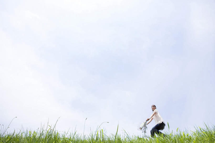 东方人,头发,一个人,坐,笑,摸,微笑,露齿笑,横图,室外,白天,仰视,旅游,度假,草地,草坪,植物,自行车,亚洲,仅一个年轻女性,仅一个女性,仅一个人,一辆,抚摸,阴影,服装,光线,影子,云,云朵,云彩,扭头,注视,休闲装,黄种人,娱乐,车,脚踏车,草,骑,衣服,蓝色,绿色,白色,黑色,白云,蓝天,天空,阳光,交通工具,天,观察,看,转头,享受,休闲,休闲服,放松,服饰,观看,察看,关注,载具,年轻女性,女人,女性,亚洲人,长发,触摸,接触,坐着,彩图,低角度拍摄,全身