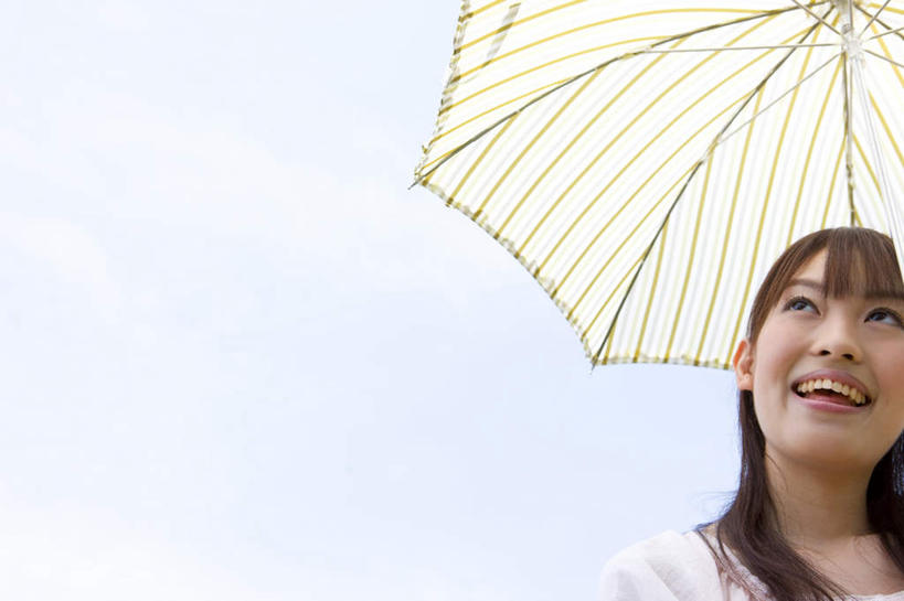 东方人,头发,一个人,站,举,笑,摸,微笑,露齿笑,横图,室外,白天,仰视,旅游,度假,亚洲,仅一个年轻女性,仅一个女性,仅一个人,一把,撑,抚摸,握,阴影,服装,光线,伞,影子,雨伞,遮阳伞,云,云朵,拿,云彩,拿着,注视,休闲装,黄种人,娱乐,阳伞,衣服,蓝色,白色,黑色,白云,蓝天,天空,阳光,天,观察,看,托,站着,张嘴,享受,休闲,休闲服,放松,握着,服饰,观看,察看,撑着,关注,张大嘴巴,年轻女性,女人,女性,亚洲人,长发,张开嘴,触摸,接触,举起,举手,举着,向上举,向上伸,向上托,站立,半身,彩图,低角度拍摄