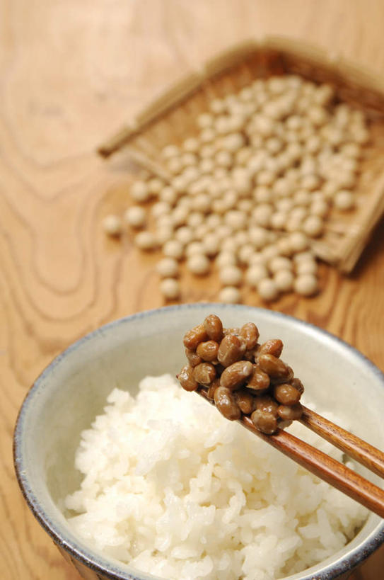 米饭,无人,竖图,俯视,室内,白天,植物,筷子,豆,大豆,蔬菜,餐具,一堆,一双,许多,握,阴影,堆叠,堆积,新鲜,光线,影子,豆类,豆子,毛豆,食品,饭,夹,拿,拿着,文化,传统,食物,白色,阳光,碗,握着,有机食品,绿色食品,堆,礼节,五谷,礼仪,豆科,一碗,枝豆,进餐用具,黄豆,彩图,高角度拍摄