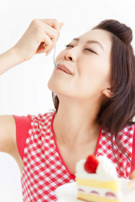 点心,头发,一个人,站,闭眼,捧,摸,竖图,室内,白天,白色背景,正面,下午茶,餐具,仅一个年轻女性,仅一个女性,仅一个人,抚摸,握,服装,碟子,盘,斑点,食品,拿,拿着,休闲装,食物,糕点,一个,衣服,粉色,黑色,盘子,碟,站着,休闲,休闲服,握着,摄影,服饰,影棚,单个,年轻女性,女人,女性,长发,闭眼睛,闭着眼,闭着眼睛,触摸,端,端着,接触,捧着,手捧,抬头,仰头,站立,半身,彩图,影棚拍摄,拍摄,蛋糕