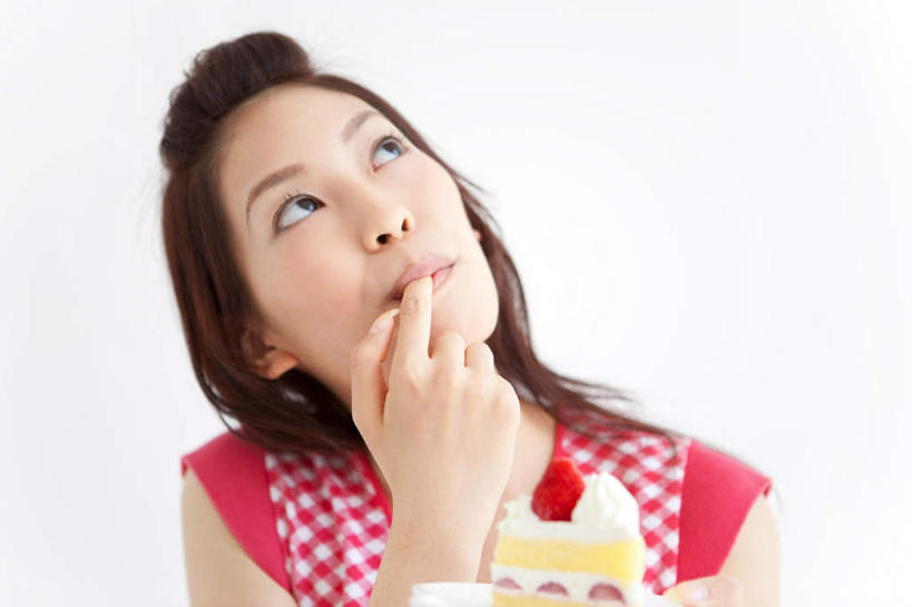 点心,东方人,头发,一个人,站,笑,摸,微笑,露齿笑,横图,室内,白天,白色背景,正面,下午茶,餐具,亚洲,仅一个年轻女性,仅一个女性,仅一个人,一块,抚摸,握,服装,碟子,盘,食品,拿,拿着,注视,休闲装,黄种人,食物,糕点,衣服,红色,黑色,盘子,碟,观察,看,站着,休闲,休闲服,舔,握着,摄影,服饰,影棚,观看,察看,关注,年轻女性,女人,女性,亚洲人,长发,触摸,接触,抬头,仰头,站立,半身,彩图,影棚拍摄,拍摄,蛋糕