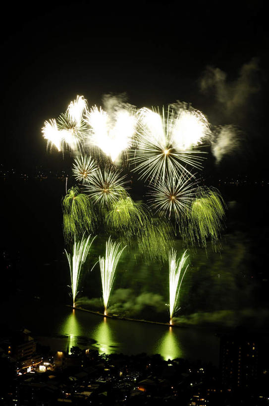 无人,高楼大厦,竖图,室外,夜晚,正面,旅游,度假,爆炸,美景,大厦,建筑,路灯,摩天大楼,烟火,照明,长野县,日本,亚洲,黑色背景,节日,庆祝,溅,景观,灯光,文化,娱乐,灯,黑色,天空,自然,焰火,天,庆典,享受,休闲,闪耀,景色,放松,纪念,耀眼,明亮,照亮,照明设备,自然风光,掉落,礼花,东亚,本州,本州岛,日本国,中部地方,长野,花炮,礼花炮,烟花,彩图,大楼,高层建筑,高楼,摩天楼