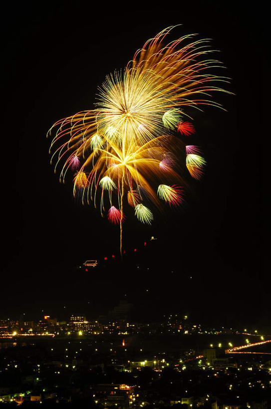 无人,高楼大厦,竖图,室外,夜晚,仰视,旅游,度假,爆炸,美景,大厦,建筑,路灯,摩天大楼,烟火,照明,长野县,日本,亚洲,黑色背景,节日,庆祝,溅,景观,灯光,文化,娱乐,灯,黑色,天空,自然,焰火,天,庆典,享受,休闲,闪耀,景色,放松,纪念,耀眼,明亮,照亮,照明设备,自然风光,掉落,礼花,东亚,本州,本州岛,日本国,中部地方,长野,花炮,礼花炮,烟花,彩图,低角度拍摄,大楼,高层建筑,高楼,摩天楼