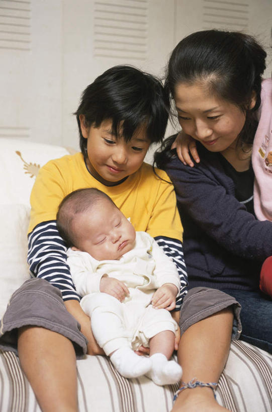 东方人,婴儿,儿童,头发,三个人,家庭,母亲,坐,闭眼,抱,笑,摸,睡,微笑,露齿笑,竖图,室内,白天,正面,婴儿服装,纯洁,沙发,亚洲,抚摸,服装,墙,扭头,依偎,注视,休闲装,黄种人,墙壁,墙面,小孩,衣服,黄色,白色,黑色,观察,看,靠,靠着,倚靠,转头,休闲,温暖,温馨,一家人,休闲服,可爱,服饰,活泼,抱着,观看,和睦,察看,搂着,倚着,关注,宝宝,布艺沙发,纯真,烂漫,无邪,依附,依赖,投靠,伶俐,天真,男孩,男人,男性,年轻女性,女人,女性,亚洲人,孩子,闭眼睛,闭着眼,闭着眼睛,触摸,怀抱,接触,困,困觉,搂,搂抱,寝息,睡觉,相抱,拥抱,坐着,半身,彩图,婴儿服,融洽,男生,襁褓