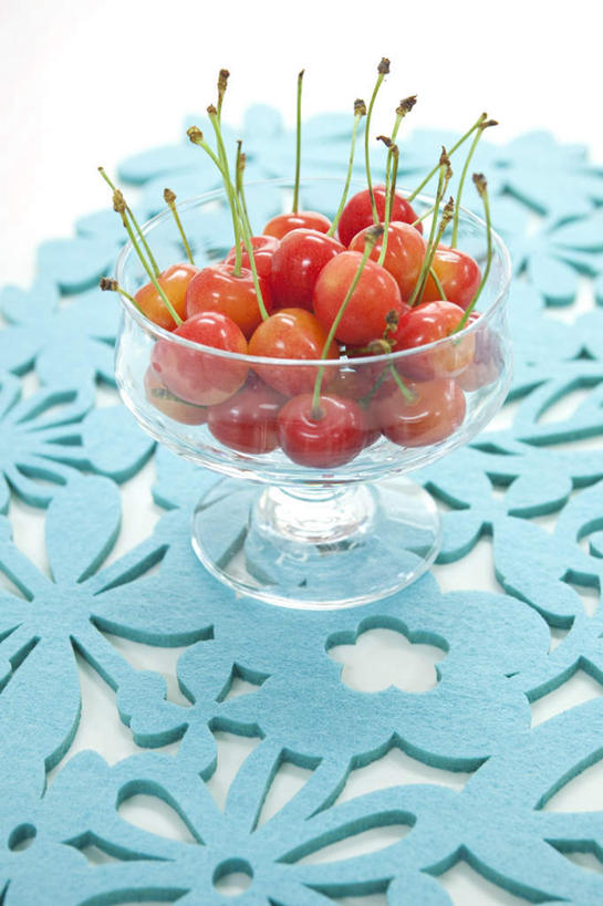 无人,竖图,俯视,室内,白天,白色背景,桌面,樱桃,餐具,一堆,许多,堆叠,堆积,花纹,条纹,碟子,盘,图案,红色,蓝色,盘子,垫子,碟,摄影,影棚,堆,餐垫,樱珠,莺桃,英桃,楔桃,牛桃,荆桃,彩图,高角度拍摄,影棚拍摄,拍摄