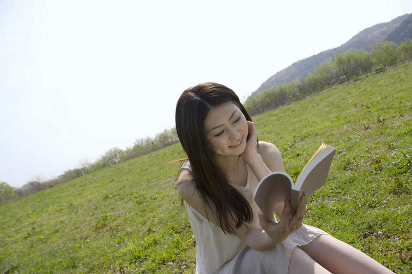 东方人,头发,一个人,坐,笑,摸,微笑,露齿笑,横图,室外,白天,正面,旅游,度假,阅读,山,山脉,植物,报纸,书籍,亚洲,仅一个年轻女性,仅一个女性,仅一个人,一本,撑,抚摸,握,学习,阴影,服装,光线,影子,山峰,云,云朵,山峦,拿,云彩,拿着,托腮,注视,休闲装,黄种人,娱乐,树,树木,衣服,蓝色,绿色,白色,黑色,白云,蓝天,天空,阳光,自然,群山,天,打开,低头,观察,看,托,享受,休闲,休闲服,放松,浏览,握着,服饰,生长,成长,观看,察看,开启,关注,托下巴,年轻女性,女人,女性,亚洲人,长发,书,图书,触摸,接触,坐着,半身,彩图