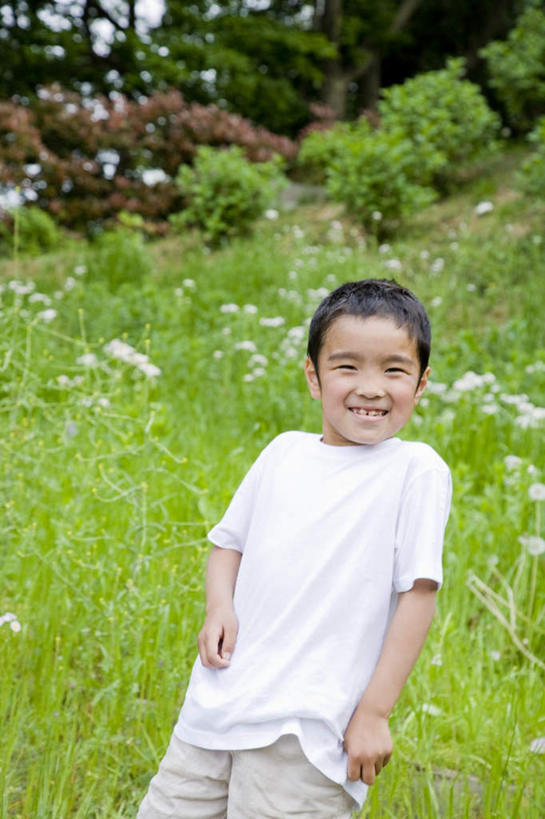 东方人,儿童,头发,一个人,站,笑,微笑,露齿笑,竖图,室外,白天,正面,旅游,度假,纯洁,草地,草坪,植物,亚洲,仅一个男性,仅一个人,许多,弯腰,阴影,服装,盛开,光线,影子,花蕾,注视,休闲装,黄种人,娱乐,草,花,花瓣,花朵,鲜花,树,树木,小孩,衣服,蓝色,绿色,白色,黑色,蓝天,天空,阳光,自然,天,花苞,花蕊,观察,看,站着,仅一个小孩,享受,休闲,休闲服,放松,可爱,童年,童趣,服饰,生长,成长,观看,察看,关注,童真,烂漫,无邪,弯身,天真,男孩,男人,男性,亚洲人,孩子,站立,半身,彩图,男生