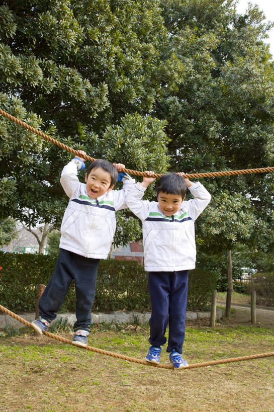 东方人,儿童,头发,两个人,站,举,伸展双臂,竖图,室外,白天,正面,旅游,度假,游戏,纯洁,草地,草坪,植物,亚洲,阴影,条纹,服装,裤子,光线,影子,玩,注视,休闲装,黄种人,娱乐,踩,草,树,树木,小孩,衣服,蓝色,绿色,白色,黑色,蓝天,天空,阳光,自然,绳子,天,踩着,观察,看,托,站着,享受,休闲,休闲服,抓,放松,可爱,童年,童趣,服饰,生长,成长,观看,活动,绳索,察看,发泄,关注,消遣,智力,童真,烂漫,无邪,宣泄,天真,男孩,男人,男性,亚洲人,敞开双臂,举起,举手,举着,伸开双臂,玩耍,嬉戏,向上举,向上伸,向上托,展开双肩,站立,张开手臂,张开双臂,彩图,全身,男生