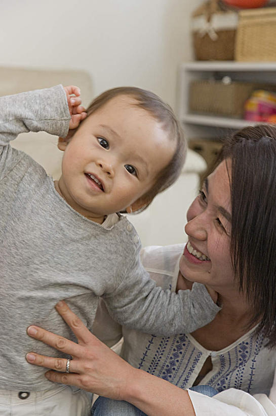 东方人,儿童,头发,两个人,家庭,母亲,儿子,坐,举,摸,竖图,室内,白天,正面,纯洁,床,柜子,卧室,亚洲,许多,抚摸,弯腰,服装,包,皮包,墙,床单,扭头,注视,休闲装,黄种人,被子,墙壁,墙面,小孩,衣服,黄色,黑色,灰色,橱柜,观察,看,托,转头,休闲,温暖,温馨,母子,一家人,休闲服,可爱,母爱,童年,童趣,服饰,单人床,观看,单肩包,和睦,察看,被单,关注,童真,烂漫,无邪,弯身,天真,男孩,年轻女性,女人,女性,亚洲人,孩子,年轻人,触摸,接触,举起,举手,举着,向上举,向上伸,向上托,坐着,半身,彩图,睡房,卧房,融洽,男生