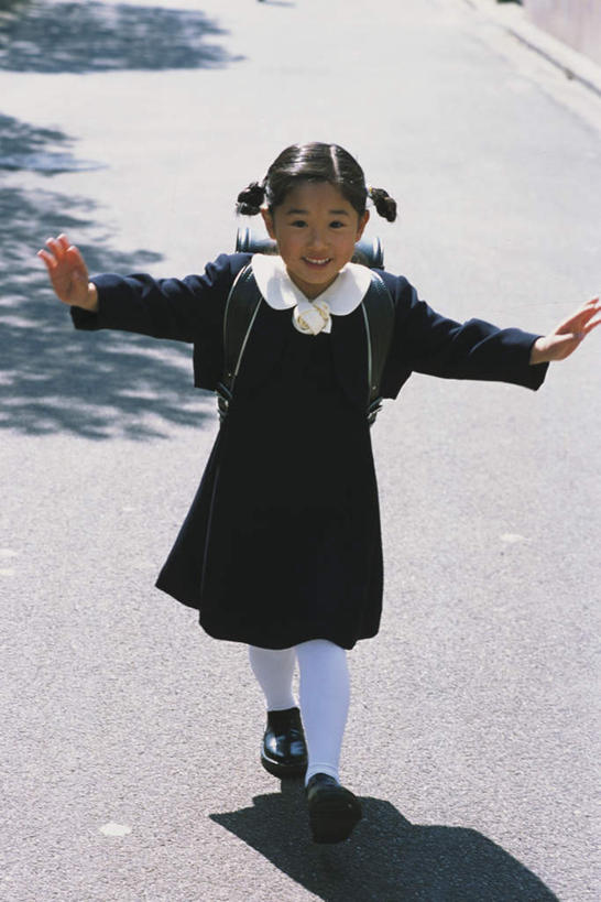 东方人,儿童,背,头发,一个人,站,伸展双臂,笑,微笑,露齿笑,竖图,俯视,室外,白天,制服,纯洁,植物,道路,路,亚洲,仅一个女性,仅一个人,阴影,服装,光线,包,书包,影子,小路,交通,注视,黄种人,树,树木,小孩,绿色,黑色,阳光,自然,背包,背着,观察,看,站着,仅一个小孩,校服,可爱,童年,童趣,乡间小路,生长,成长,观看,察看,关注,童真,烂漫,无邪,学生服,天真,女孩,女人,女性,亚洲人,孩子,长发,敞开双臂,伸开双臂,展开双肩,站立,张开手臂,张开双臂,彩图,高角度拍摄,全身,双肩包,女生