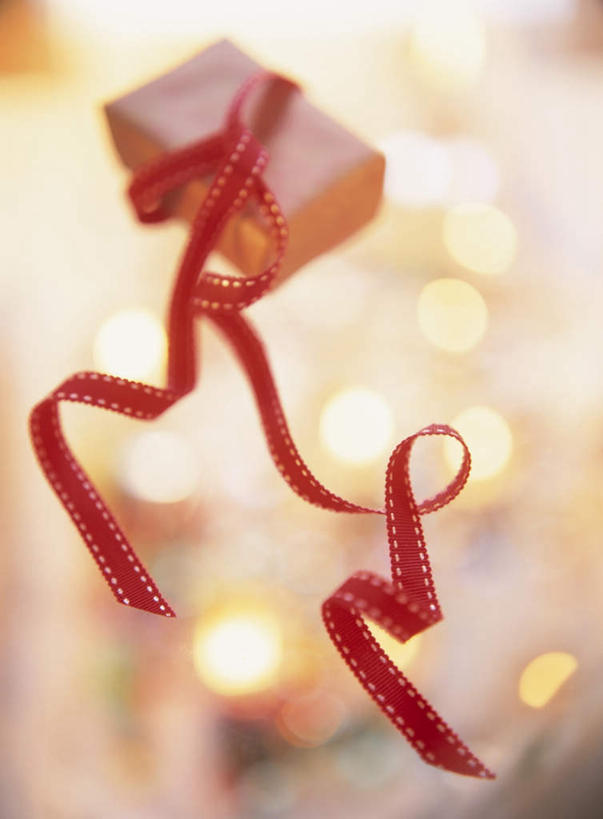 无人,竖图,俯视,室内,白天,礼盒,礼物,照明,圣诞节,一根,节日,朦胧,模糊,庆祝,装饰,彩灯,纸盒,灯光,文化,灯,盒子,一个,红色,包装盒,彩带,礼品盒,灯具,庆典,闪耀,花灯,礼品,单个,纪念,耀眼,华丽,修饰,明亮,照亮,点缀,照明设备,衬托,美观,雅致,雅观,彩图,高角度拍摄