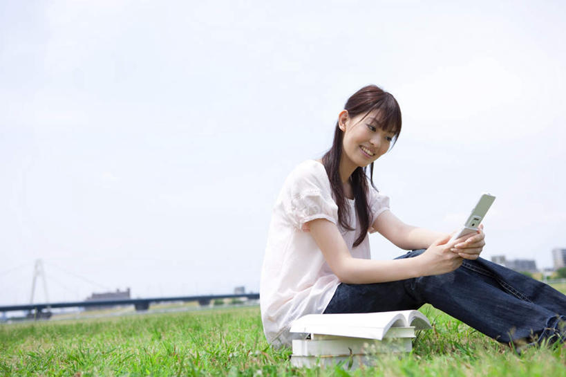 东方人,头发,一个人,坐,笑,摸,打电话,微笑,露齿笑,横图,室外,白天,侧面,旅游,度假,大桥,立交桥,桥梁,电话,手机,书籍,亚洲,仅一个年轻女性,仅一个女性,仅一个人,一堆,许多,抚摸,敲打,阴影,堆叠,堆积,服装,光线,影子,云,云朵,高架,斜拉桥,桥,云彩,注视,休闲装,黄种人,娱乐,输入,通讯设备,衣服,蓝色,白色,黑色,白云,蓝天,天空,阳光,天,打字,低头,观察,看,享受,休闲,休闲服,放松,服饰,观看,堆,点击,敲击,察看,关注,交流,按键,年轻女性,女人,女性,亚洲人,长发,书,图书,触摸,沟通,接触,通话,坐着,彩图,全身