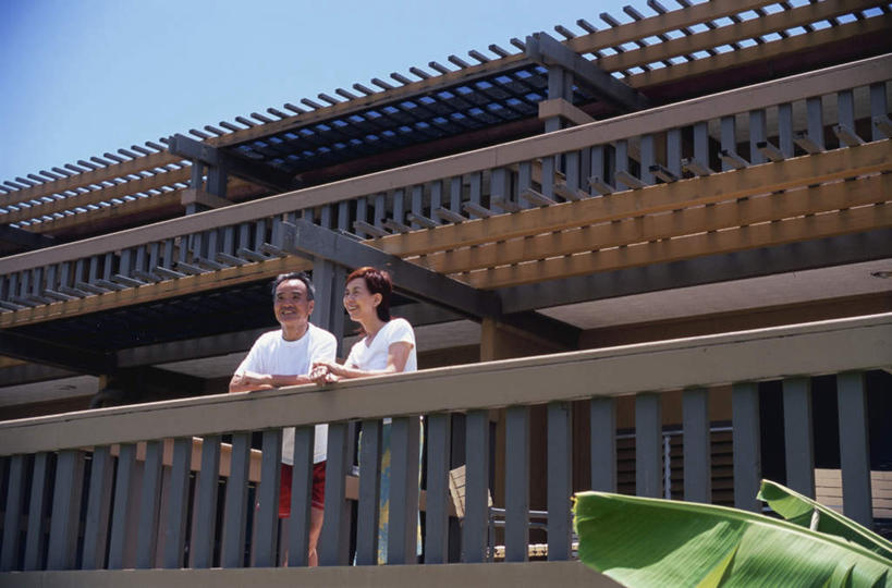 东方人,头发,两个人,家庭,夫妻,家,栏杆,站,笑,摸,微笑,露齿笑,横图,室外,白天,仰视,爱情,旅游,度假,叶子,亚洲,撑,抚摸,阴影,服装,光线,影子,房屋,墙,屋子,云,云朵,围栏,绿叶,浪漫,云彩,注视,休闲装,黄种人,娱乐,护栏,楼房,墙壁,墙面,住宅,衣服,蓝色,白色,黑色,白云,蓝天,天空,阳光,天,观察,看,站着,享受,休闲,温暖,温馨,一家人,休闲服,嫩叶,恩爱,放松,恋人,服饰,观看,和睦,察看,撑着,关注,老年男性,老年女性,男人,男性,女人,女性,亚洲人,夫妇,情侣,叶,叶片,触摸,接触,站立,半身,彩图,低角度拍摄,房子,伴侣,融洽