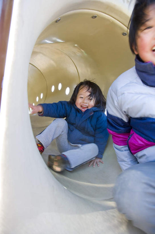 东方人,儿童,头发,两个人,伙伴,朋友,坐,笑,摸,微笑,露齿笑,竖图,俯视,室内,白天,游戏,友谊,纯洁,玩具,亚洲,撑,抚摸,服装,玩,注视,休闲装,黄种人,娱乐,运动器械,小孩,衣服,蓝色,黑色,观察,看,休闲,休闲服,滑滑梯,滑梯,可爱,童年,童趣,益智,服饰,观看,活动,察看,撑着,发泄,关注,消遣,智力,童真,烂漫,无邪,宣泄,天真,友情,男孩,男人,男性,女孩,女人,女性,亚洲人,长发,触摸,接触,玩耍,嬉戏,坐着,半身,彩图,高角度拍摄,男生,女生