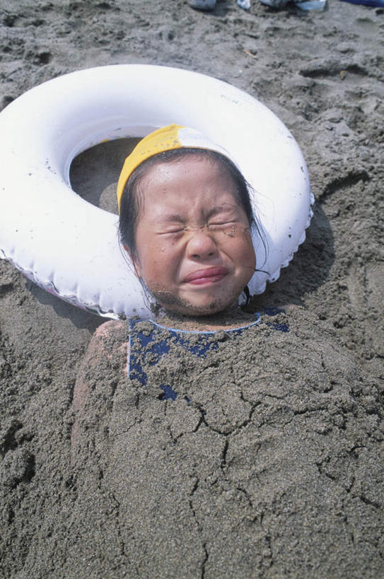 东方人,儿童,脸,头,脸颊,头发,一个人,躺,闭眼,竖图,俯视,室外,白天,旅游,度假,纯洁,沙滩,亚洲,仅一个女性,仅一个人,一堆,阴影,堆叠,堆积,光线,沙子,影子,圆圈,海岸,沙地,黄种人,娱乐,一个,小孩,白色,黑色,阳光,游泳圈,仅一个小孩,享受,休闲,放松,可爱,童年,童趣,遮,遮掩,单个,堆,害怕,掩盖,遮挡,童真,烂漫,无邪,遮盖,掩饰,卧着,天真,女孩,女人,女性,亚洲人,孩子,头部,脸部,脸蛋,面部,海滩,闭眼睛,闭着眼,闭着眼睛,躺着,卧,半身,彩图,高角度拍摄,女生