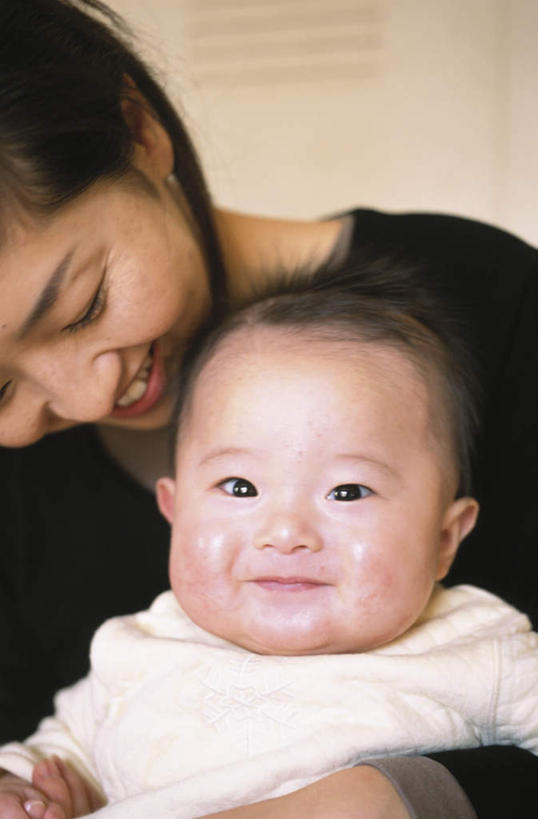 东方人,婴儿,儿童,头发,两个人,家庭,母亲,坐,抱,笑,摸,微笑,露齿笑,竖图,室内,白天,正面,婴儿服装,纯洁,亚洲,抚摸,服装,墙,依偎,注视,休闲装,黄种人,墙壁,墙面,小孩,衣服,白色,黑色,低头,观察,看,靠,靠着,倚靠,休闲,温暖,温馨,一家人,休闲服,可爱,服饰,活泼,抱着,观看,和睦,察看,搂着,倚着,关注,宝宝,纯真,烂漫,无邪,依附,依赖,投靠,伶俐,天真,年轻女性,女人,女性,亚洲人,孩子,触摸,怀抱,接触,搂,搂抱,相抱,拥抱,坐着,半身,彩图,婴儿服,融洽,襁褓