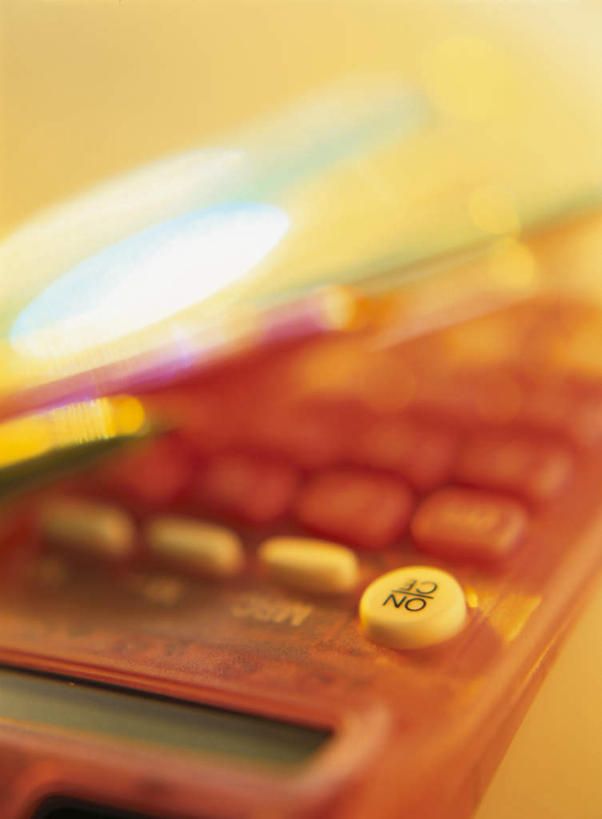 无人,竖图,俯视,室内,特写,白天,计算器,桌面,一排,许多,阴影,黄色背景,朦胧,模糊,整齐,光线,计算,科学,笔,影子,办公用品,文具,排列,一个,黄色,红色,阳光,按钮,学习用品,理财,财务,摄影,影棚,单个,文具用品,队列,数学,按键,彩图,高角度拍摄,影棚拍摄,拍摄