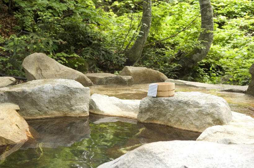 无人,横图,俯视,室外,白天,按摩,美容,旅游,度假,草地,草坪,礁石,石头,美景,水,植物,日本,亚洲,一条,护肤,阴影,波纹,光线,木制,石子,液体,影子,景观,水滴,娱乐,草,树,树木,一个,粉色,绿色,水纹,阳光,自然,木制品,毛巾,波浪,保养,享受,休闲,浴盆,景色,放松,SPA水疗,保健,温泉浴场,生长,单个,成长,自然风光,东亚,养颜,本州,本州岛,日本国,中部地方,新潟,新潟县,礁,石块,岩石,矿泉疗养地,彩图,高角度拍摄,水疗