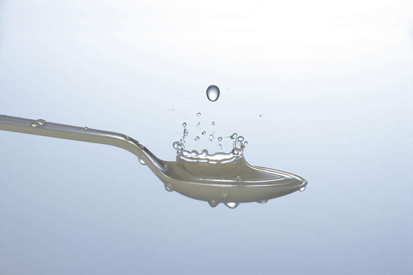 无人,横图,室内,白天,白色背景,正面,握,飞溅,溅,液体,勺子,水滴,拿,拿着,水珠,一个,调羹,汤匙,握着,摄影,影棚,单个,彩图,影棚拍摄,拍摄