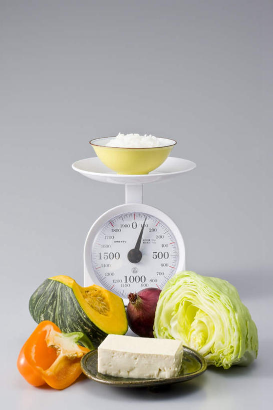 米饭,无人,竖图,俯视,室内,白天,白色背景,仪器,桌面,辣椒,南瓜,蔬菜,椰菜,卷心菜,阴影,新鲜,反射,影子,金瓜,食品,饭,番瓜,食物,一个,摄影,有机食品,绿色食品,影棚,单个,麦瓜,倭瓜,五谷,衡量,计量,台秤,彩椒,辣角,红海椒,大椒,辣虎,广椒,一碗,衡器,秤,甜椒,柿子椒,辣子,结球甘蓝,海椒,甘兰,番椒,灯笼椒,包心菜,彩图,高角度拍摄,影棚拍摄,拍摄