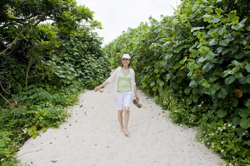 东方人,头发,一个人,站,走,笑,微笑,露齿笑,横图,室外,白天,正面,旅游,度假,草地,草坪,植物,帽子,日本,亚洲,仅一个年轻女性,仅一个女性,仅一个人,阴影,服装,光线,沙子,影子,注视,休闲装,黄种人,娱乐,冲绳,踩,草,树,树木,衣服,蓝色,绿色,白色,黑色,蓝天,天空,阳光,自然,遮阳帽,天,踩着,观察,看,站着,享受,休闲,赤脚,休闲服,放松,服饰,生长,成长,观看,冲绳县,察看,关注,东亚,琉球群岛,日本国,九州地方,一顶,年轻女性,女人,女性,亚洲人,步行,散步,站立,走路,彩图,全身