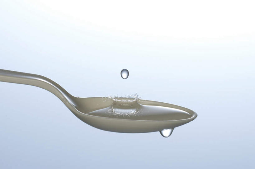 横图,室内,白天,白色背景,正面,水,握,阴影,飞溅,溅,光线,液体,影子,勺子,水滴,拿,拿着,水珠,一个,阳光,调羹,汤匙,握着,摄影,影棚,单个,喷洒,半身,彩图,影棚拍摄,拍摄