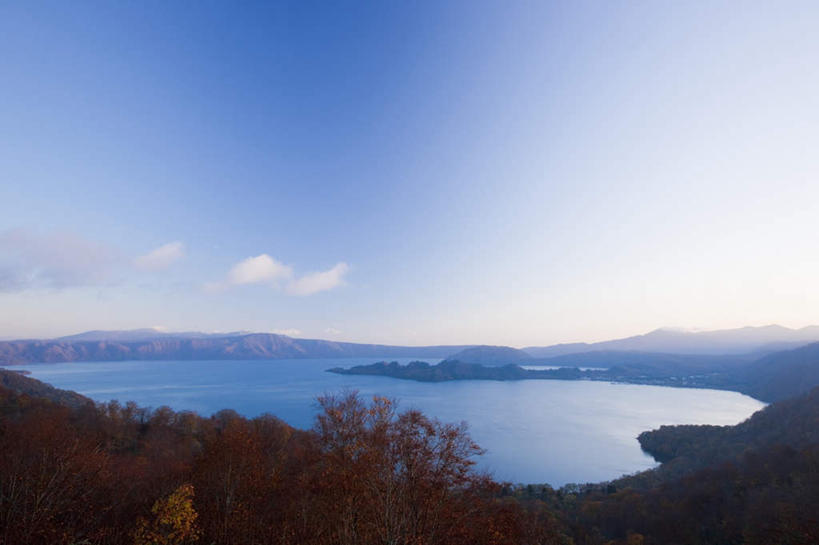 无人,横图,俯视,室外,白天,旅游,度假,草地,草坪,湖,湖泊,美景,水,植物,秋田县,日本,亚洲,阴影,光线,影子,湖面,景观,水流,水面,云,云朵,云彩,娱乐,草,树,树木,蓝色,绿色,白云,蓝天,天空,阳光,自然,湖水,天,享受,休闲,景色,放松,生长,成长,自然风光,东亚,本州,本州岛,日本国,秋田,东北地方,彩图,高角度拍摄