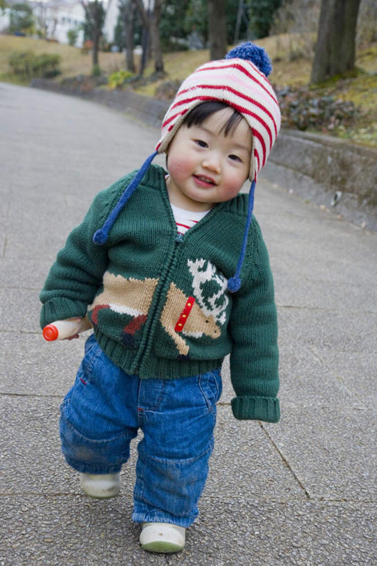 东方人,婴儿,儿童,头发,一个人,站,走,笑,微笑,露齿笑,竖图,室外,白天,正面,纯洁,草地,草坪,植物,道路,路,帽子,亚洲,仅一个人,阴影,条纹,服装,光线,影子,小路,交通,注视,休闲装,黄种人,草,树,树木,一个,小孩,衣服,红色,蓝色,绿色,黑色,蓝天,天空,阳光,自然,天,观察,看,站着,休闲,休闲服,可爱,服饰,活泼,乡间小路,生长,单个,成长,观看,察看,关注,宝宝,纯真,烂漫,无邪,伶俐,天真,亚洲人,孩子,步行,散步,站立,走路,彩图,全身