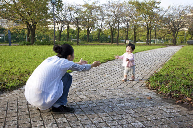 东方人,婴儿,儿童,背部,头发,两个人,家庭,母亲,站,坐,走,伸展双臂,横图,室外,白天,正面,旅游,度假,纯洁,草地,草坪,植物,道路,路,亚洲,阴影,服装,光线,影子,云,云朵,小路,交通,云彩,休闲装,黄种人,娱乐,草,树,树木,小孩,衣服,蓝色,绿色,白色,黑色,白云,蓝天,天空,阳光,自然,天,站着,享受,休闲,温暖,温馨,一家人,休闲服,放松,可爱,伸手,服饰,活泼,乡间小路,生长,成长,和睦,宝宝,纯真,烂漫,无邪,伶俐,天真,年轻女性,女人,女性,亚洲人,孩子,步行,敞开双臂,散步,伸开双臂,展开双肩,站立,张开手臂,张开双臂,走路,坐着,彩图,全身,融洽