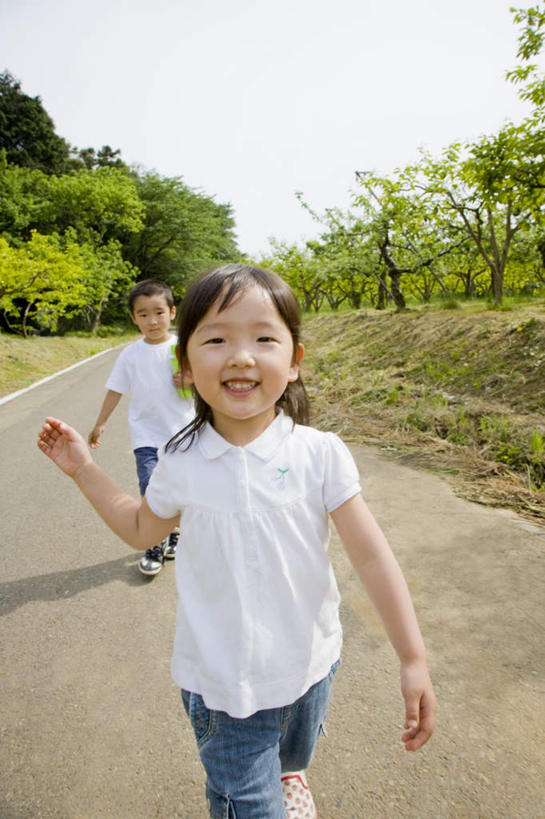 东方人,儿童,头发,两个人,伙伴,朋友,站,走,笑,微笑,露齿笑,竖图,室外,白天,正面,旅游,度假,友谊,纯洁,草地,草坪,植物,道路,路,亚洲,阴影,服装,光线,影子,云,云朵,小路,交通,云彩,注视,休闲装,黄种人,娱乐,草,树,树木,小孩,衣服,蓝色,绿色,白色,黑色,白云,蓝天,天空,阳光,自然,天,观察,看,站着,享受,休闲,休闲服,放松,可爱,童年,童趣,服饰,乡间小路,生长,成长,观看,察看,关注,童真,烂漫,无邪,天真,友情,男孩,男人,男性,女孩,女人,女性,亚洲人,步行,散步,站立,走路,半身,彩图,男生,女生