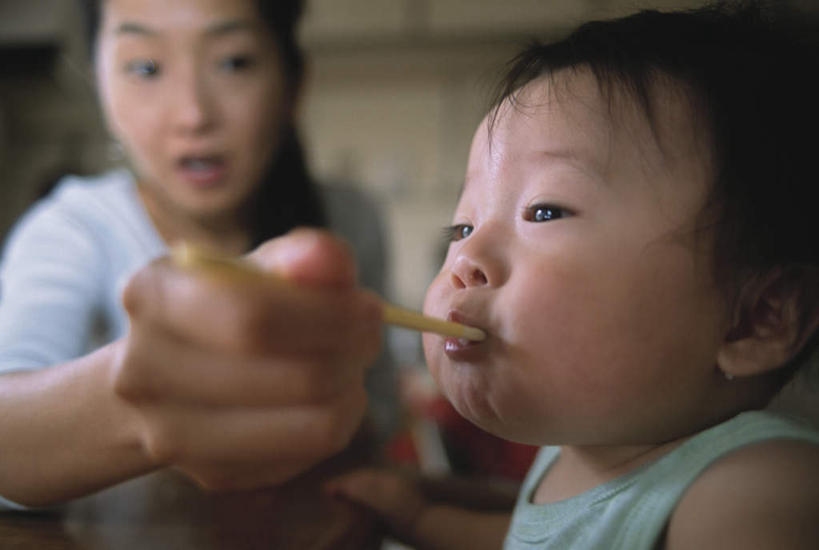 东方人,婴儿,儿童,脸,头,脸颊,头发,两个人,家庭,母亲,站,笑,摸,吃,微笑,露齿笑,横图,室内,白天,正面,纯洁,亚洲,抚摸,握,咬,服装,朦胧,模糊,勺子,墙,拿,拿着,注视,休闲装,黄种人,墙壁,墙面,一个,小孩,衣服,绿色,白色,黑色,调羹,汤匙,观察,看,站着,休闲,温暖,温馨,一家人,休闲服,可爱,喂,握着,服饰,活泼,单个,观看,咬着,和睦,察看,关注,宝宝,纯真,烂漫,无邪,伶俐,天真,年轻女性,女人,女性,亚洲人,孩子,头部,脸部,脸蛋,面部,触摸,接触,嚼,食,站立,半身,彩图,融洽