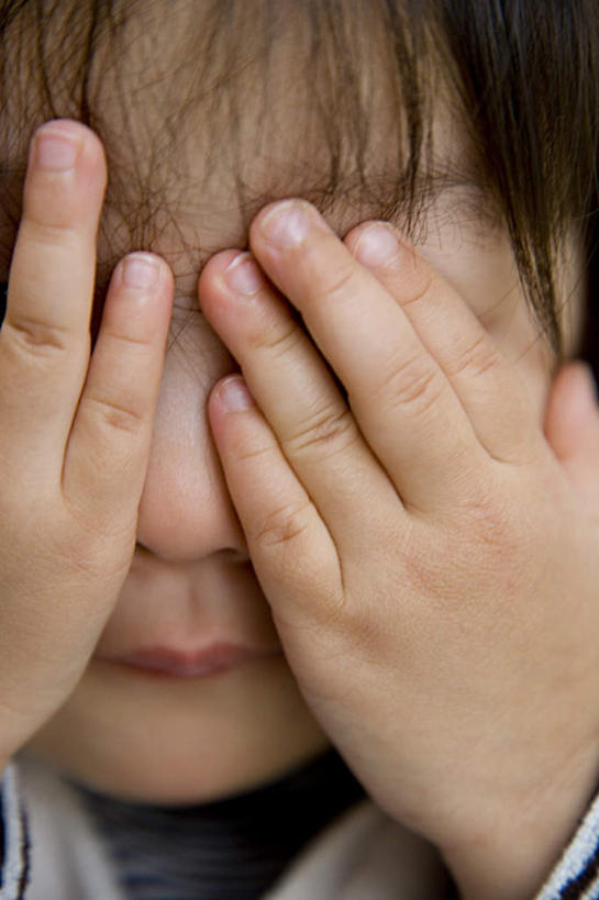 东方人,儿童,脸,头,脸颊,头发,一个人,站,举,摸,竖图,室内,特写,白天,正面,纯洁,亚洲,仅一个女性,仅一个人,抚摸,服装,休闲装,黄种人,小孩,衣服,白色,黑色,托,站着,仅一个小孩,休闲,休闲服,可爱,童年,童趣,遮,遮掩,服饰,掩盖,遮挡,童真,烂漫,无邪,遮盖,掩饰,天真,女孩,女人,女性,亚洲人,孩子,头部,长发,脸部,脸蛋,面部,触摸,接触,举起,举手,举着,向上举,向上伸,向上托,站立,半身,彩图,女生