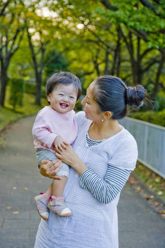 东方人,婴儿,儿童,头发,两个人,家庭,母亲,站,抱,笑,摸,微笑,露齿笑,竖图,室外,白天,正面,婴儿服装,旅游,度假,纯洁,草地,草坪,植物,道路,路,亚洲,抚摸,阴影,服装,光线,影子,小路,交通,扭头,注视,休闲装,黄种人,娱乐,草,树,树木,小孩,衣服,粉色,蓝色,绿色,黑色,蓝天,天空,阳光,自然,天,观察,看,站着,张嘴,转头,享受,休闲,温暖,温馨,一家人,休闲服,可爱,服饰,活泼,乡间小路,生长,成长,抱着,观看,和睦,察看,搂着,关注,宝宝,张大嘴巴,纯真,烂漫,无邪,伶俐,天真,年轻女性,女人,女性,亚洲人,孩子,张开嘴,触摸,怀抱,接触,搂,搂抱,相抱,拥抱,站立,半身,彩图,婴儿服,融洽,襁褓