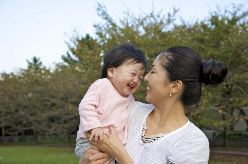 东方人,婴儿,儿童,头发,两个人,家庭,母亲,站,抱,笑,微笑,露齿笑,横图,室外,白天,正面,旅游,度假,纯洁,草地,草坪,植物,亚洲,阴影,服装,光线,影子,云,云朵,云彩,扭头,注视,休闲装,黄种人,娱乐,相视,草,树,树木,小孩,衣服,蓝色,绿色,白色,黑色,白云,蓝天,天空,阳光,自然,天,观察,看,站着,转头,享受,休闲,温暖,温馨,一家人,面对面,休闲服,放松,可爱,服饰,活泼,生长,成长,抱着,观看,对视,和睦,察看,搂着,关注,宝宝,相对,纯真,烂漫,无邪,相看,伶俐,天真,年轻女性,女人,女性,亚洲人,孩子,长发,怀抱,搂,搂抱,相抱,拥抱,站立,半身,彩图,融洽