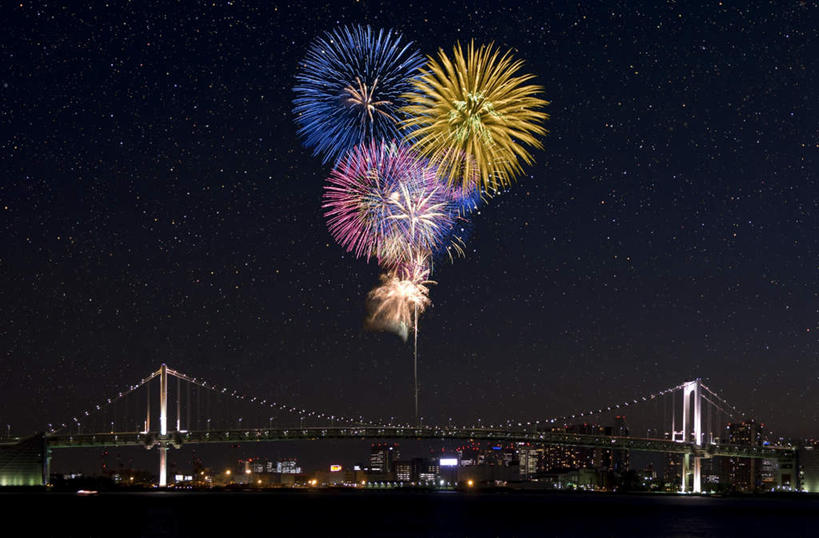 无人,高楼大厦,横图,室外,夜晚,正面,旅游,度假,爆炸,河流,美景,水,大桥,大厦,道路,建筑,立交桥,路,摩天大楼,桥梁,烟火,公路,照明,东京,日本,亚洲,黑色背景,节日,庆祝,壁灯,河水,景观,水流,高架,斜拉桥,桥,灯光,彩虹大桥,交通,文化,娱乐,灯,黑色,天空,自然,焰火,灯具,天,庆典,享受,休闲,闪耀,景色,放松,纪念,耀眼,明亮,照亮,照明设备,自然风光,礼花,五彩缤纷,东亚,本州,关东地方,本州岛,日本国,东京都,日本彩虹大桥,花炮,礼花炮,烟花,马路,彩图,大楼,高层建筑,高楼,摩天楼