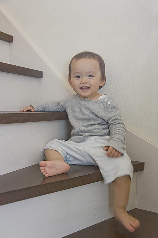 东方人,婴儿,儿童,头发,一个人,栏杆,坐,笑,摸,微笑,露齿笑,竖图,室内,白天,正面,纯洁,地板,楼梯,亚洲,仅一个人,撑,抚摸,服装,扶手,阶梯,墙,地面,注视,休闲装,黄种人,护栏,木地板,墙壁,墙面,台阶,小孩,衣服,黑色,灰色,观察,看,靠,靠着,倚靠,休闲,休闲服,可爱,服饰,活泼,观看,察看,撑着,倚着,关注,宝宝,纯真,烂漫,无邪,伶俐,天真,亚洲人,孩子,触摸,接触,坐着,彩图,全身