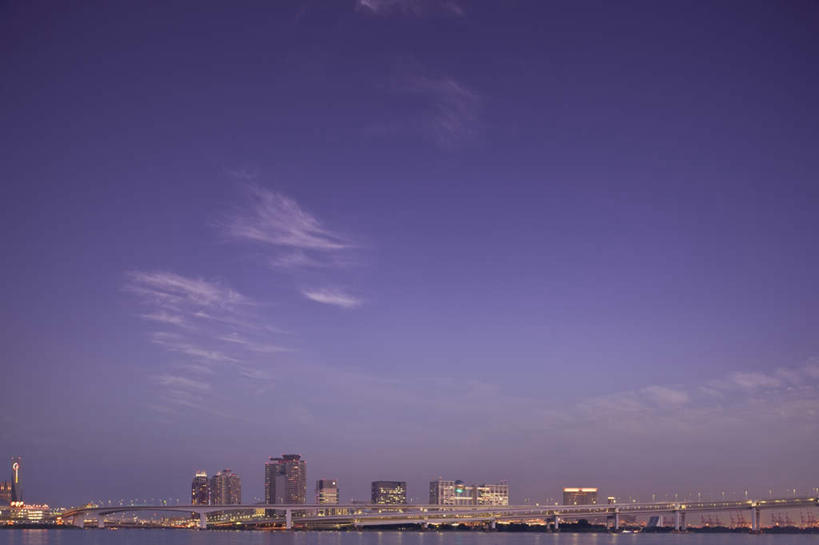 无人,高楼大厦,横图,室外,白天,正面,旅游,度假,河流,美景,水,天际线,大桥,大厦,道路,建筑,立交桥,路,摩天大楼,桥梁,公路,东京,日本,亚洲,阴影,光线,影子,河水,景观,水流,云,云朵,高架,斜拉桥,桥,交通,云彩,娱乐,蓝色,白云,蓝天,天空,阳光,自然,天,享受,休闲,景色,放松,自然风光,东亚,本州,关东地方,本州岛,日本国,东京都,马路,彩图,大楼,高层建筑,高楼,摩天楼