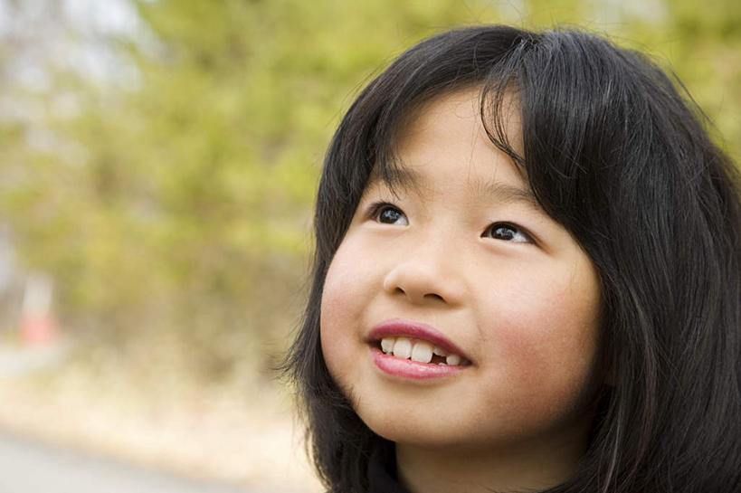 东方人,儿童,脸,头,脸颊,牙齿,头发,一个人,站,笑,微笑,露齿笑,横图,室外,特写,白天,正面,旅游,度假,纯洁,草地,草坪,植物,道路,路,亚洲,仅一个女性,仅一个人,阴影,朦胧,模糊,残缺,光线,影子,小路,交通,注视,黄种人,娱乐,草,树,树木,小孩,绿色,黑色,阳光,自然,观察,看,站着,仅一个小孩,享受,休闲,放松,可爱,童年,童趣,乡间小路,生长,成长,观看,察看,关注,童真,烂漫,无邪,天真,女孩,女人,女性,亚洲人,孩子,头部,齿,脸部,脸蛋,面部,牙,牙龈,抬头,仰头,站立,半身,彩图,女生