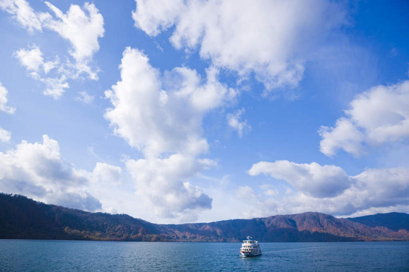 无人,横图,室外,白天,仰视,旅游,度假,草地,草坪,湖,湖泊,美景,山,山脉,水,植物,轮船,船,日本,亚洲,一艘,阴影,光线,影子,湖面,景观,山峰,水流,水面,云,云朵,山峦,云彩,娱乐,草,树,树木,蓝色,绿色,白云,蓝天,天空,阳光,自然,交通工具,湖水,群山,天,驾驶,行驶,享受,休闲,景色,放松,生长,成长,操纵,控制,自然风光,载具,东亚,操控,本州,本州岛,日本国,青森,青森县,东北地方,把持,十和田市,十和田,彩图,低角度拍摄