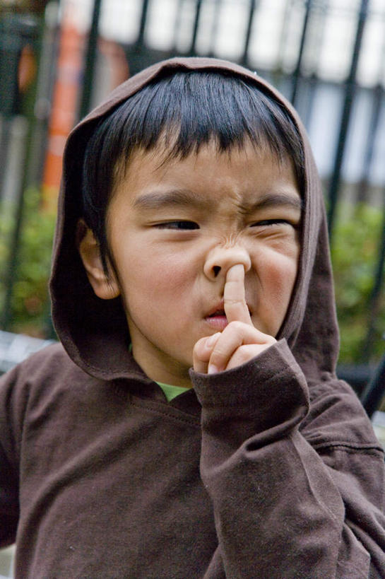 东方人,儿童,一个人,栏杆,站,笑,摸,微笑,露齿笑,竖图,室外,白天,正面,旅游,度假,纯洁,草地,草坪,植物,帽子,亚洲,仅一个男性,仅一个人,抚摸,指,阴影,服装,光线,影子,墙,围栏,注视,休闲装,黄种人,方向,娱乐,护栏,墙壁,墙面,草,树,树木,小孩,衣服,绿色,灰色,阳光,自然,观察,看,手势,站着,仅一个小孩,享受,休闲,鬼脸,休闲服,放松,可爱,童年,童趣,服饰,生长,成长,观看,察看,指向,食指,关注,童真,烂漫,无邪,天真,男孩,男人,男性,亚洲人,孩子,触摸,接触,站立,半身,彩图,男生