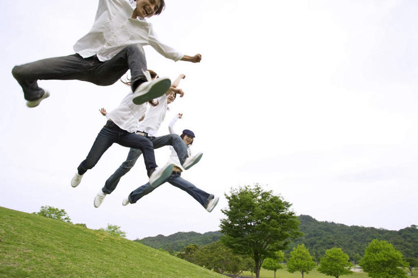 东方人,头发,四个人,伙伴,朋友,跳,伸展双臂,横图,室外,白天,仰视,旅游,度假,游戏,友谊,成功,合作,团队,集体,信心,草地,草坪,植物,亚洲,阴影,服装,光线,影子,云,云朵,半空,玩,云彩,抬腿,休闲装,黄种人,娱乐,队伍,草,树,树木,衣服,蓝色,绿色,白色,黑色,白云,蓝天,天空,阳光,自然,天,张嘴,享受,休闲,休闲服,放松,服饰,生长,成长,活动,喊叫,呼喊,成就,发泄,消遣,智力,合伙,张大嘴巴,宣泄,友情,男人,男性,年轻男性,年轻女性,女人,女性,亚洲人,张开嘴,敞开双臂,伸开双臂,跳跃,玩耍,嬉戏,展开双肩,张开手臂,张开双臂,半身,彩图,低角度拍摄