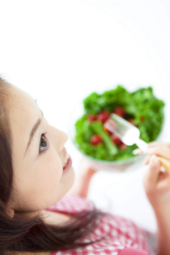 东方人,头发,一个人,站,捧,笑,摸,微笑,露齿笑,竖图,俯视,室内,白天,白色背景,蔬菜,西红柿,餐具,水果,亚洲,仅一个年轻女性,仅一个女性,仅一个人,抚摸,握,服装,朦胧,模糊,叉子,碟子,盘,生菜,莴苣,蔬菜沙拉,沙拉,拿,拿着,注视,休闲装,黄种人,色拉,沙律,一个,衣服,粉色,黑色,盘子,碟,观察,看,站着,休闲,休闲服,握着,摄影,服饰,有机食品,绿色食品,影棚,单个,观看,色拉酱,察看,关注,千岛酱,春菜,鹅仔菜,莴仔菜,千金菜,叶用莴苣,年轻女性,女人,女性,亚洲人,长发,进餐用具,烹调用具,樱桃番茄,圣女果,番茄,触摸,端,端着,接触,捧着,手捧,站立,半身,彩图,高角度拍摄,影棚拍摄,拍摄